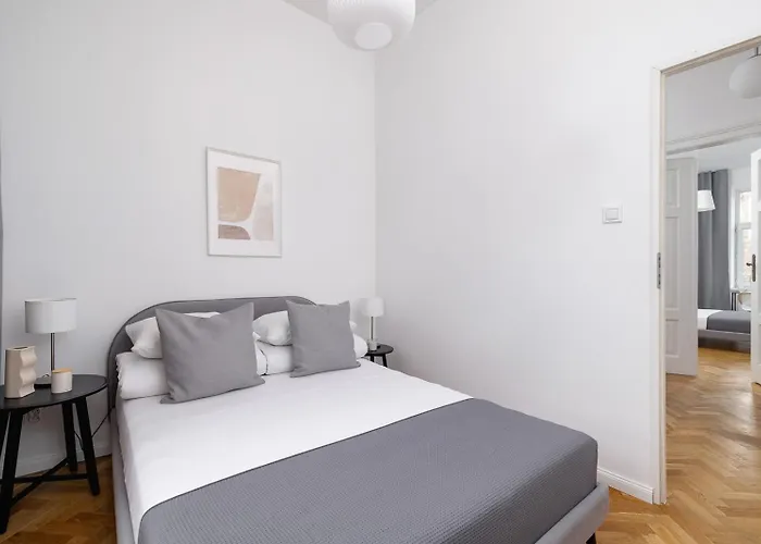 2-Bedroom Apartment With Balcony - Dluga 65